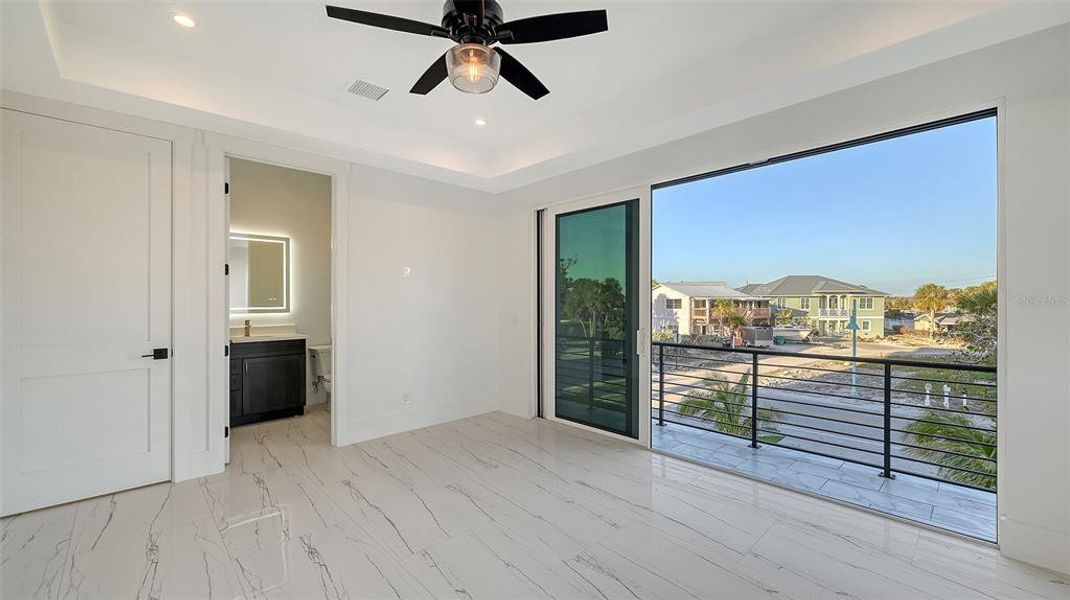 Spacious, unfurnished interior of a new home in , Englewood (Image 19).