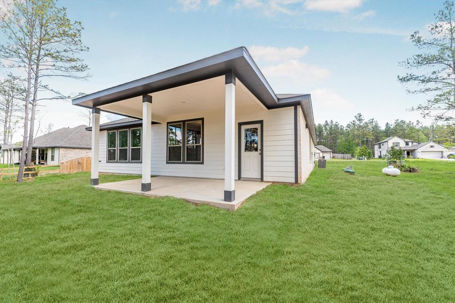 Exterior details and patio area of a home in Deer Pines, Conroe (Image 25).