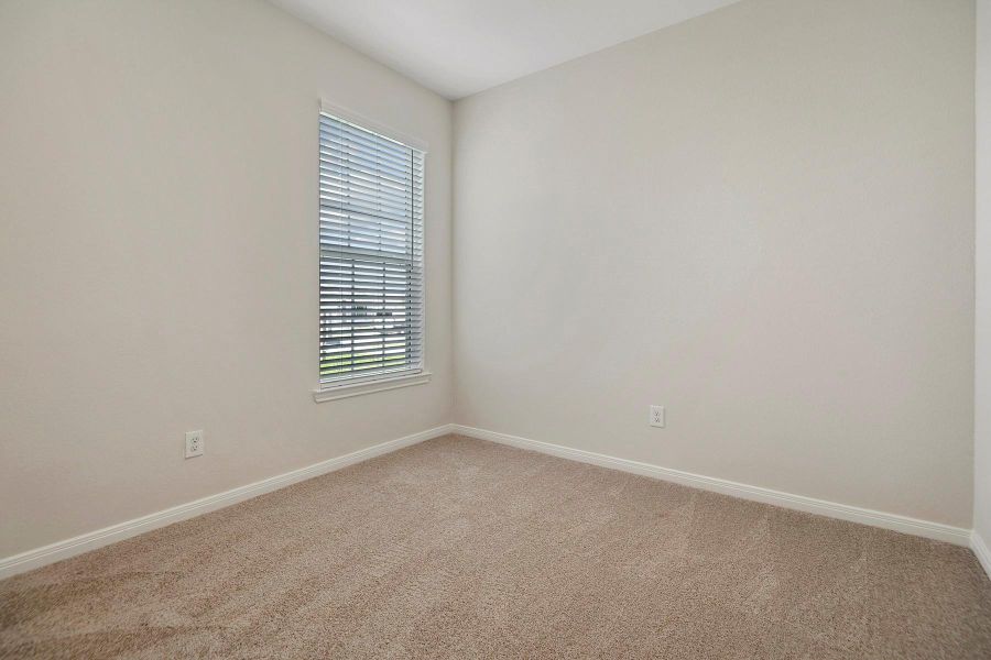 Spacious, unfurnished interior of a new home in Sweetwater Ridge, Conroe (Image 10).
