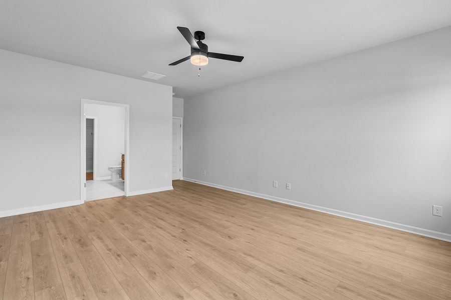 Spacious, unfurnished interior of a new home in Fieldstone, Lexington (Image 27).