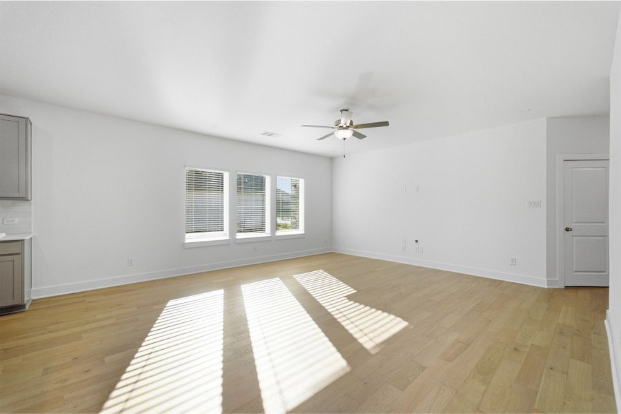 Spacious, unfurnished interior of a new home in Saddlebrook Estates, Waxahachie (Image 40). Spacious, unfurnished interior of a new home in Saddlebrook Estates, Waxahachie (Image 40).