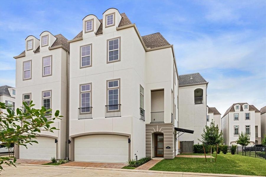 You’re stunning entrance gate as you enter this beautiful community of Sherwood Oak Gardens! Come tour this community with double wide streets, a central garden and fountain area, and plenty of guest parking.