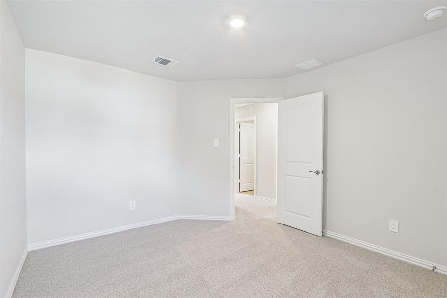Spacious, unfurnished interior of a new home in Oak Ridge Park, Corinth (Image 20).