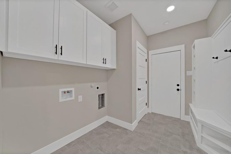 Spacious, unfurnished interior of a new home in , The Colony (Image 35).