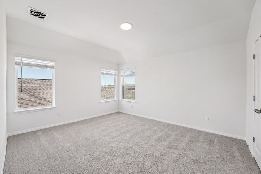 Spacious, unfurnished interior of a new home in Porter Country, Buda (Image 31).
