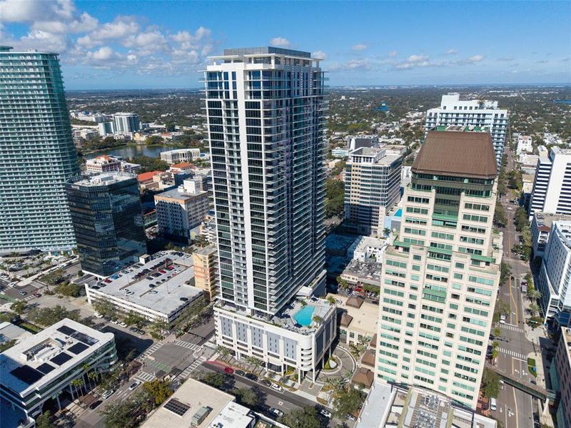 Condo located in St. Petersburg, FL showcasing its design and architecture (Image 39).
