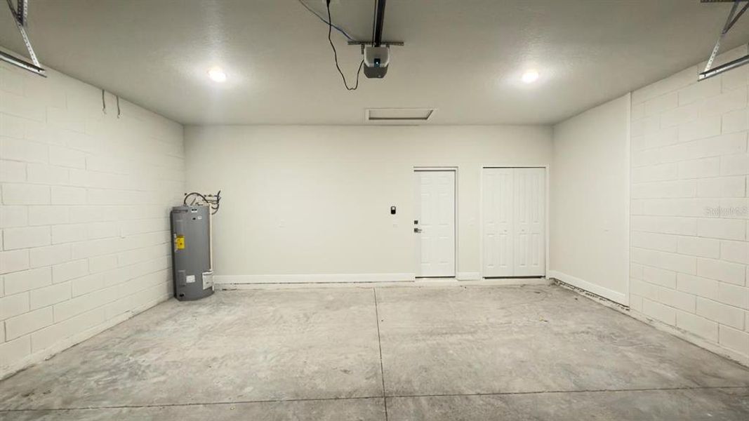 Spacious, unfurnished interior of a new home in , Ocala (Image 16).