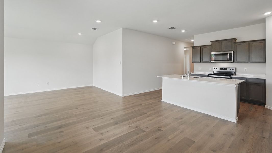 Spacious, unfurnished interior of a new home in Saddlebrook, Waxahachie (Image 11).