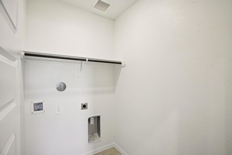 Spacious, unfurnished interior of a new home in Kemah Crossing - Luxe Series, Kemah (Image 28).