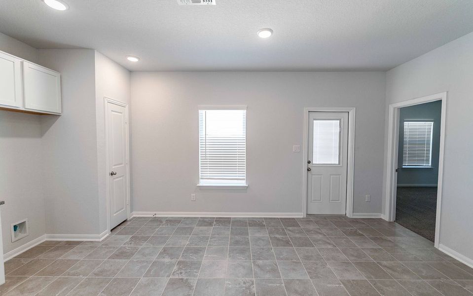 Spacious, unfurnished interior of a new home in Mesa Vista, Von Ormy (Image 11).