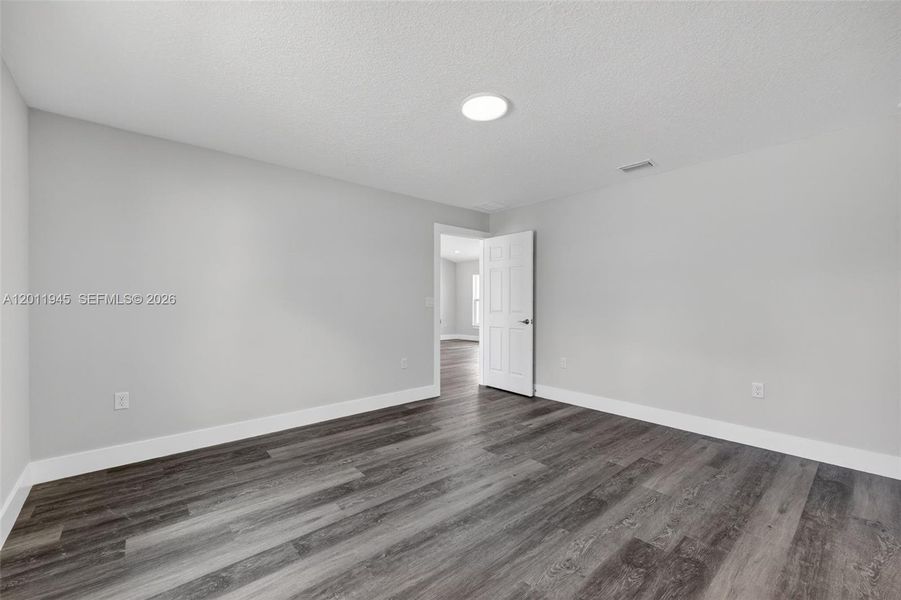 Spacious, unfurnished interior of a new home in , Ocala (Image 14).