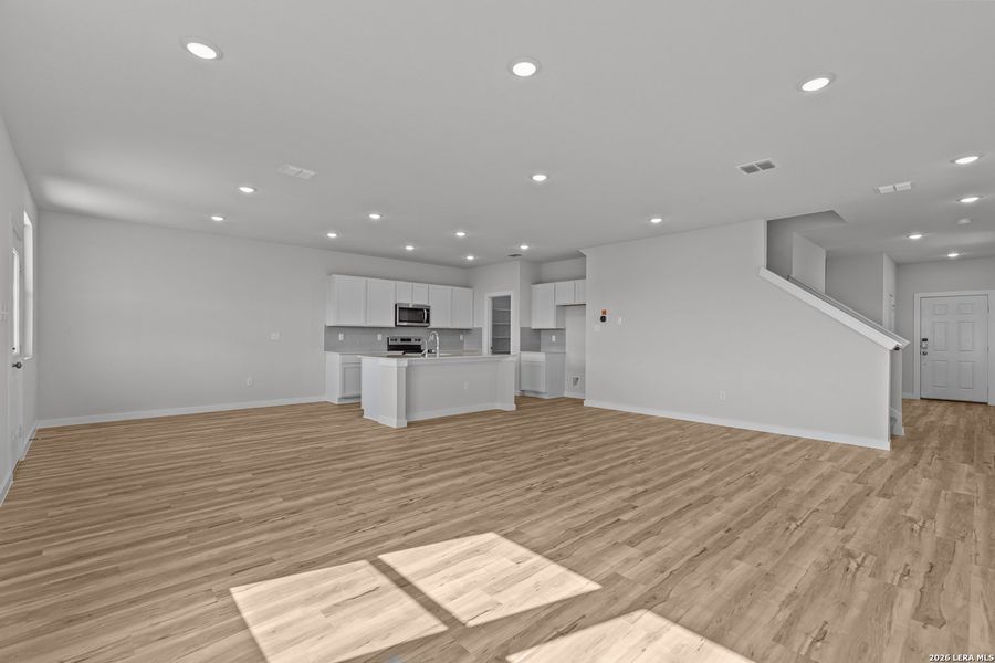 Spacious, unfurnished interior of a new home in Spring Creek, San Antonio (Image 11).