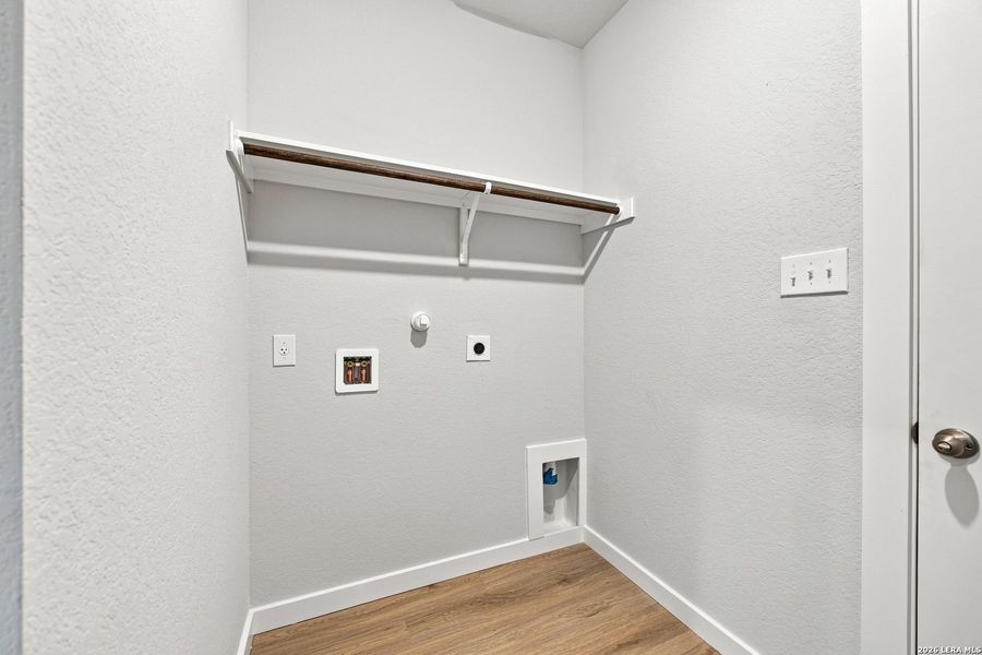 Spacious, unfurnished interior of a new home in Red Hawk Landing, San Antonio (Image 15).