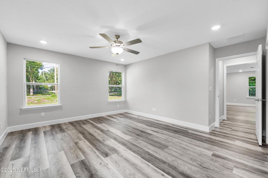 Spacious, unfurnished interior of a new home in , Jacksonville (Image 18).