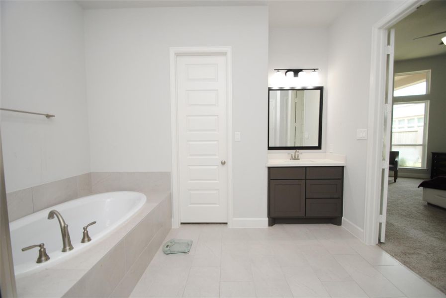 Furnished interior view inside a new home in Cross Creek Ranch, Fulshear (Image 18).