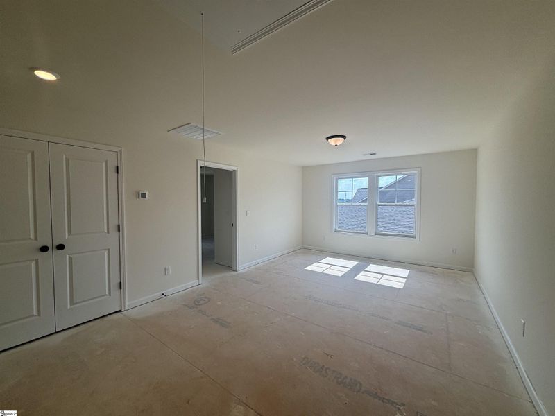 Spacious, unfurnished interior of a new home in Halton Oaks, Spartanburg (Image 17).