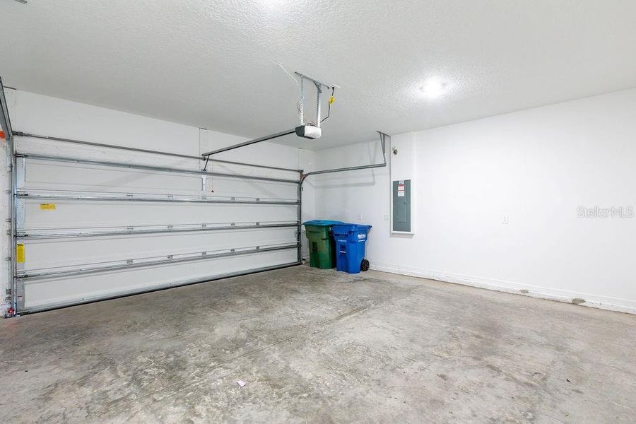 Spacious, unfurnished interior of a new home in Trailhead Landing, Alachua (Image 23).