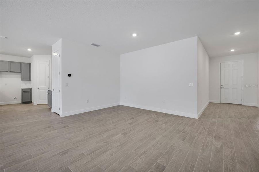 Spacious, unfurnished interior of a new home in Angeline, Land O' Lakes (Image 32).