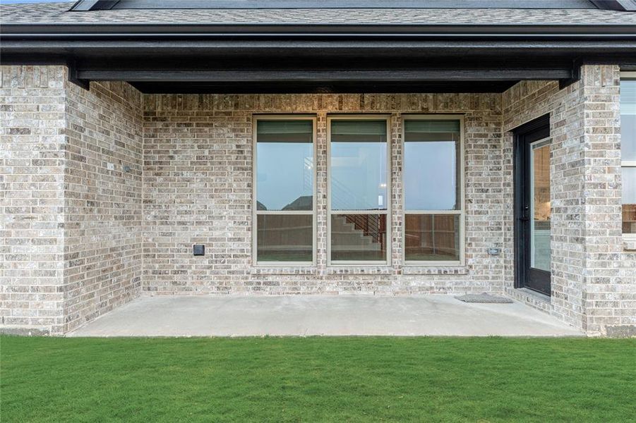 Exterior details and patio area of a home in Villages of Walnut Grove, Midlothian (Image 4).