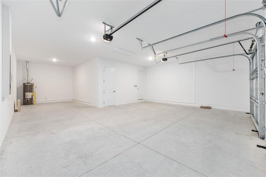 Spacious, unfurnished interior of a new home in Calesa Township, Ocala (Image 43).