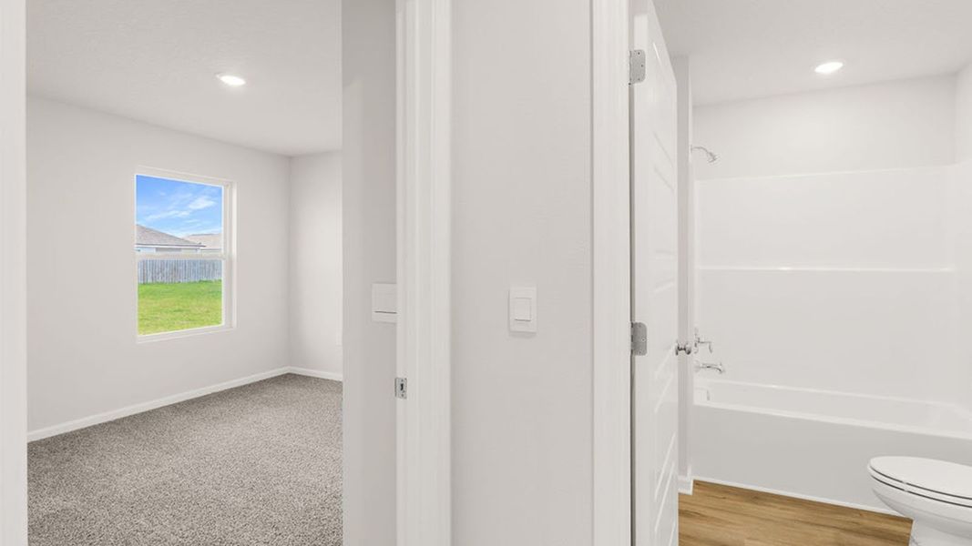 Spacious, unfurnished interior of a new home in Wesley Park, Crawfordville (Image 40).