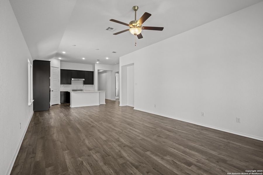 Spacious, unfurnished interior of a new home in Rhine Valley, Schertz (Image 23).