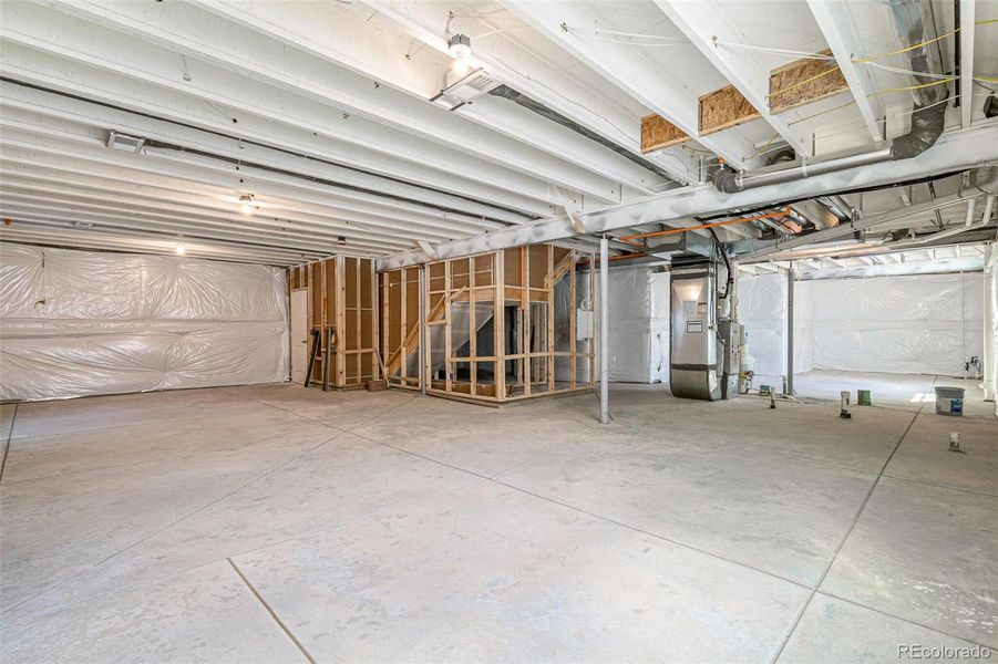 Spacious, unfurnished interior of a new home in Turnberry, Commerce City (Image 16).