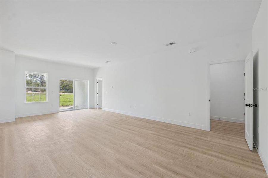 Spacious, unfurnished interior of a new home in , Ocala (Image 30).