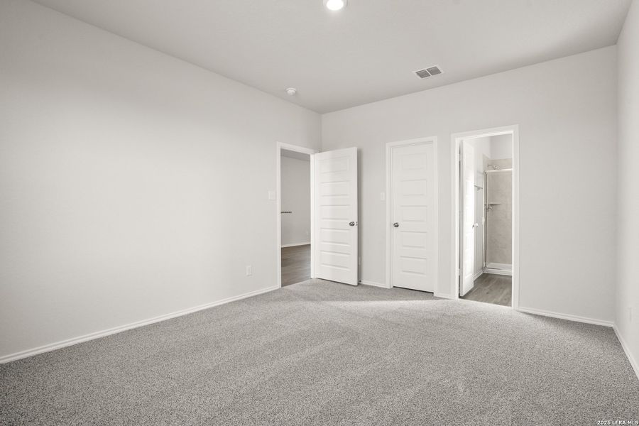 Spacious, unfurnished interior of a new home in Blue Ridge Ranch, San Antonio (Image 26).
