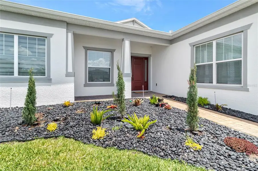 Exterior details and patio area of a home in , Orlando (Image 37).