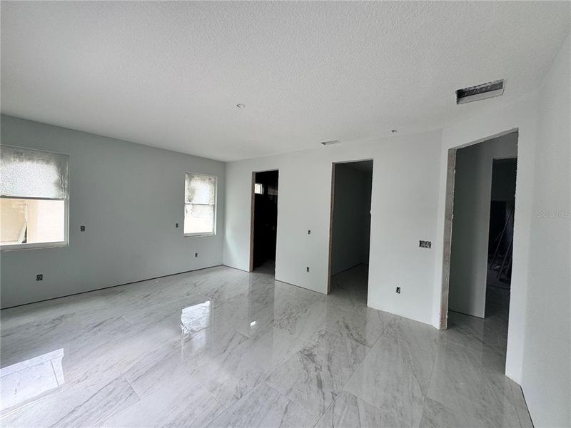 Spacious, unfurnished interior of a new home in , Ocala (Image 33).