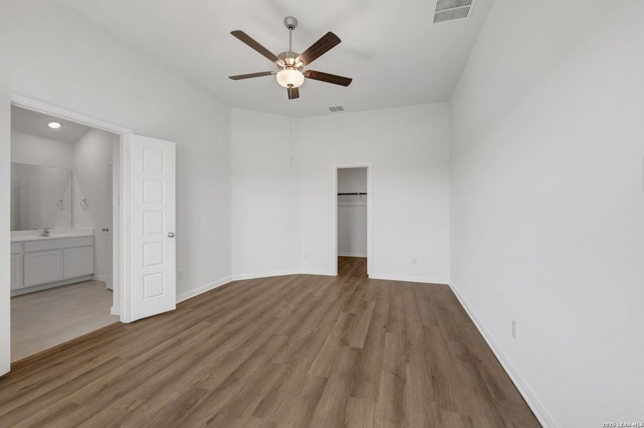 Spacious, unfurnished interior of a new home in Greenspoint Heights, Seguin (Image 37).
