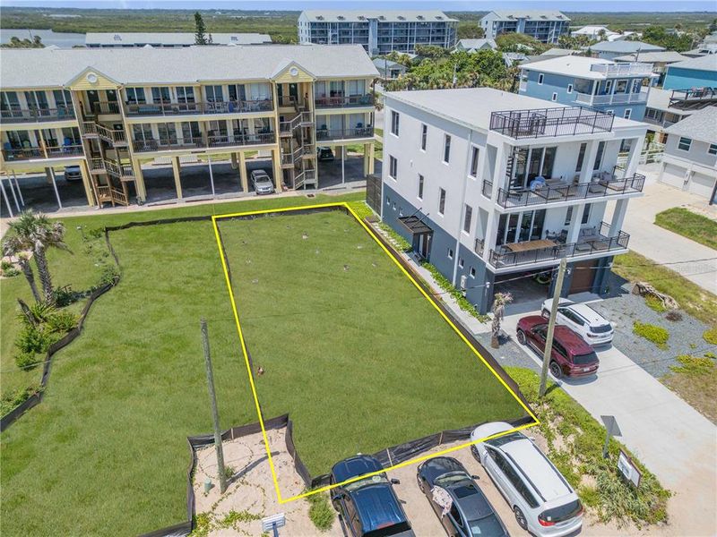 Condo located in New Smyrna Beach, FL showcasing its design and architecture (Image 6).