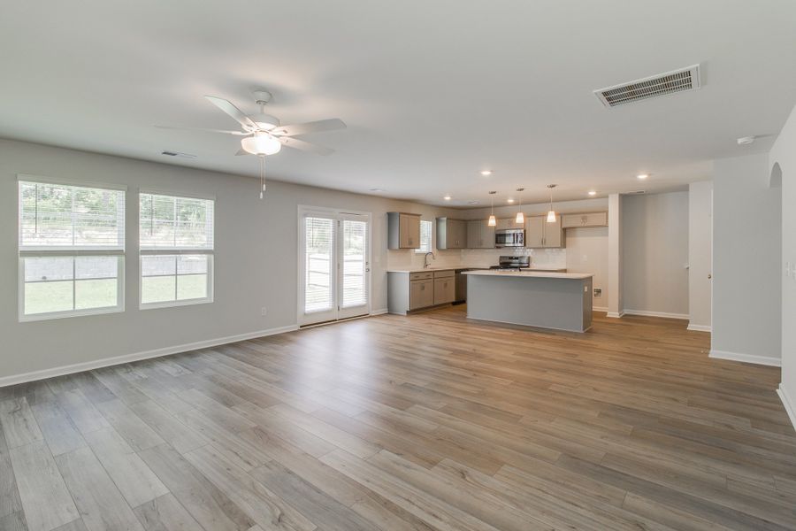 Spacious, unfurnished interior of a new home in Bluefield, Lexington (Image 26).