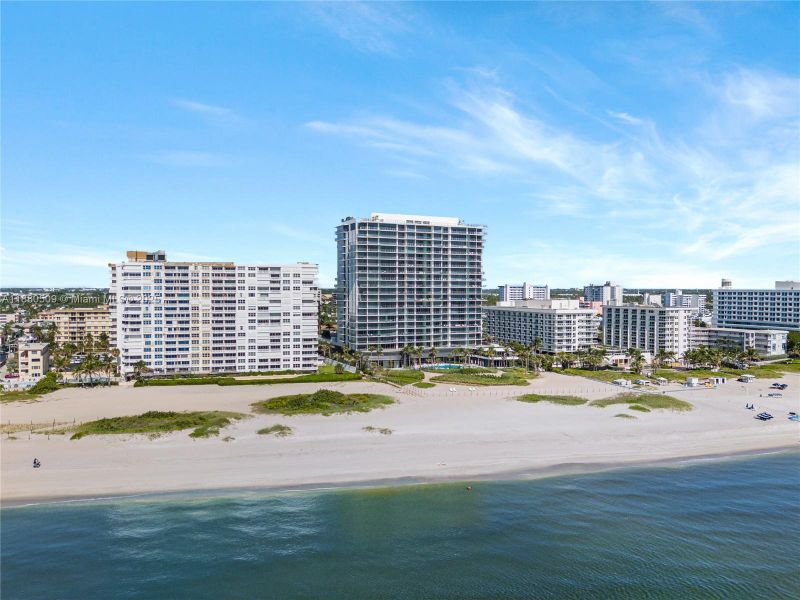 Condo located in Pompano Beach, FL showcasing its design and architecture (Image 41).