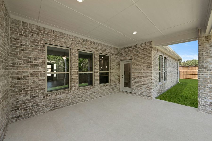 Exterior details and patio area of a home in Kentsdale Farms, DeSoto (Image 3).