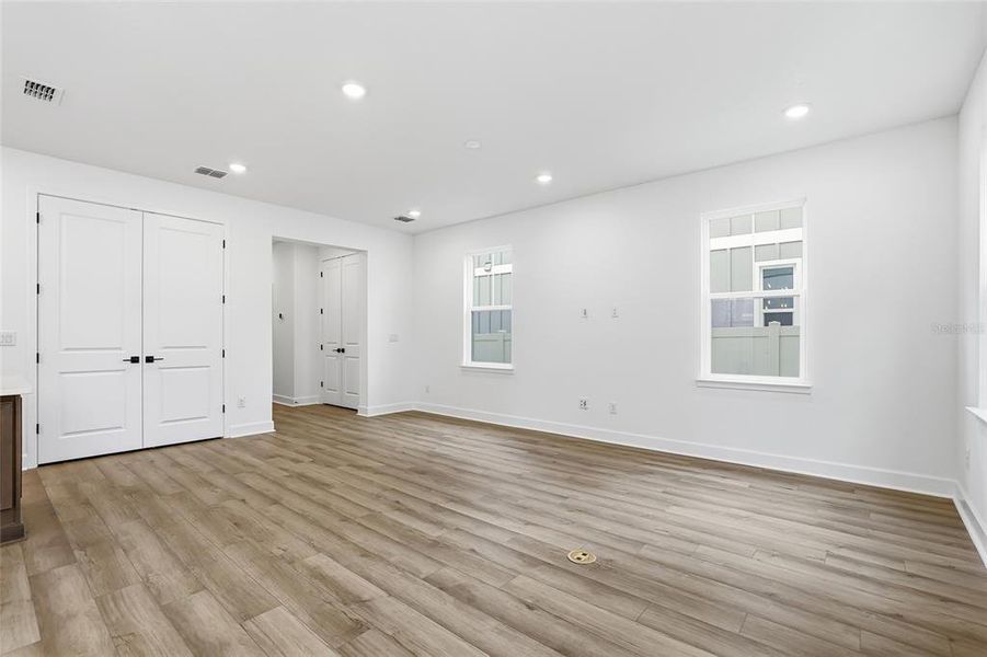 Spacious, unfurnished interior of a new home in , Tampa (Image 22).