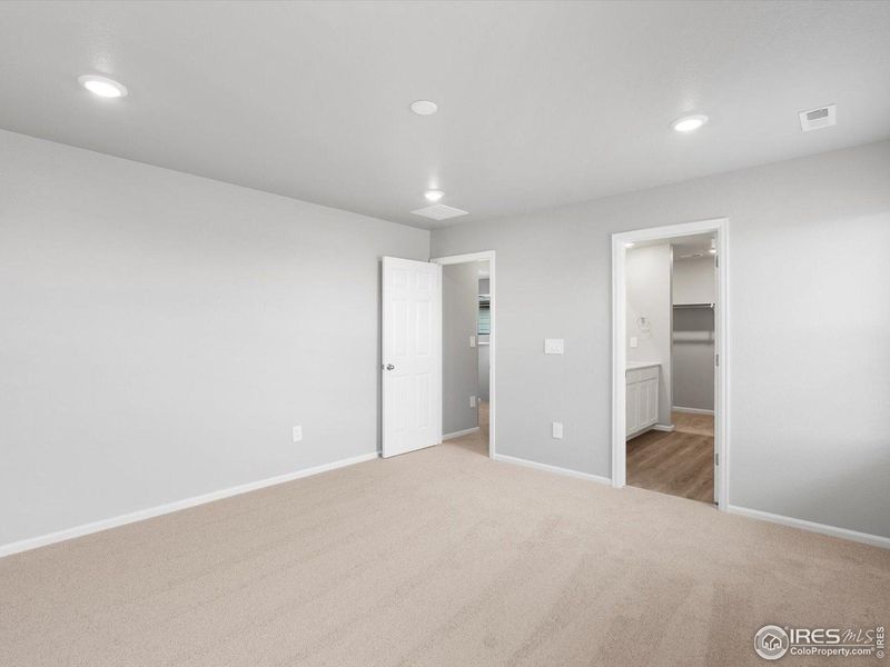 Spacious, unfurnished interior of a new home in Lake Bluff, Greeley (Image 23).