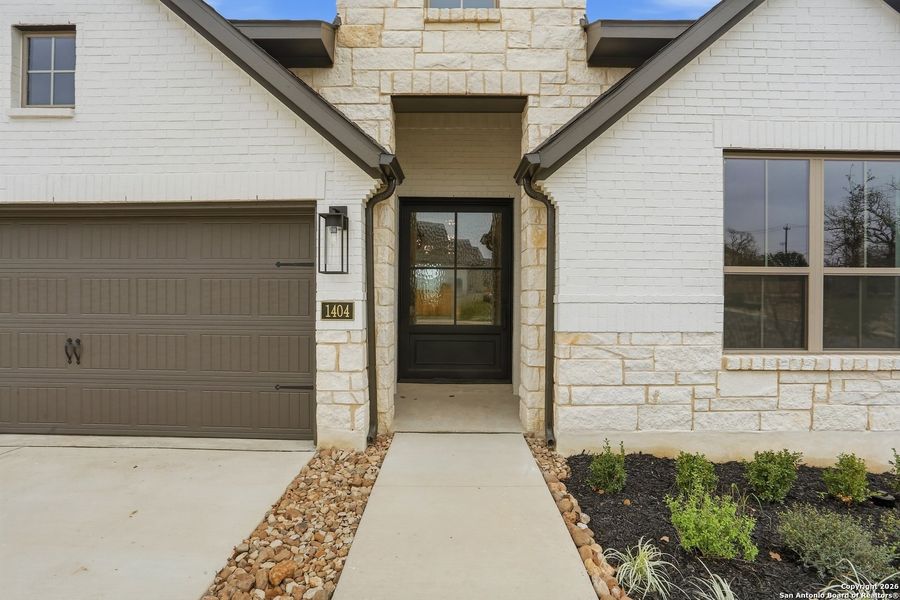 Exterior details and patio area of a home in Kinder Ranch - 70', San Antonio (Image 3).