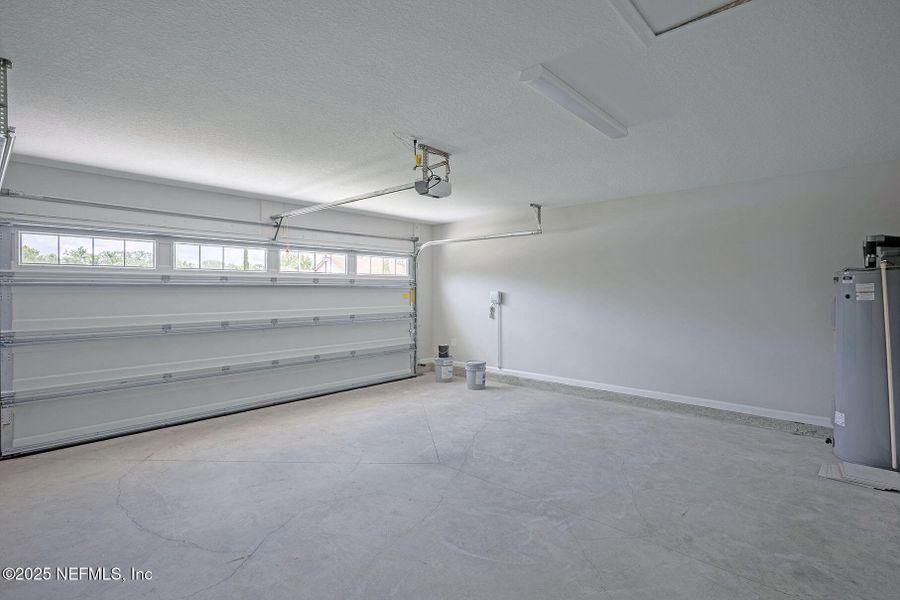 Spacious, unfurnished interior of a new home in , Jacksonville (Image 18).