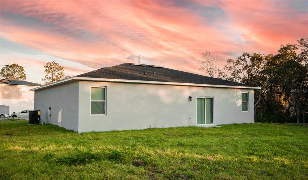 Exterior details and patio area of a home in , Dunnellon (Image 2).