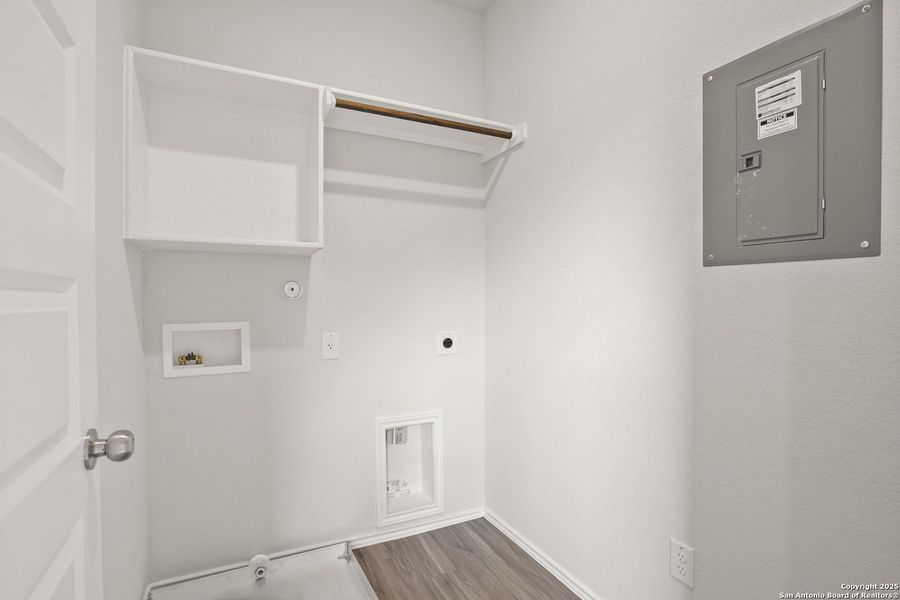 Spacious, unfurnished interior of a new home in Blue Ridge Ranch, San Antonio (Image 15).