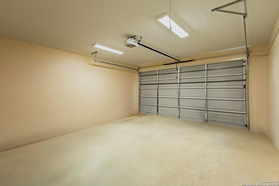 Spacious, unfurnished interior of a new home in , Uvalde (Image 23).