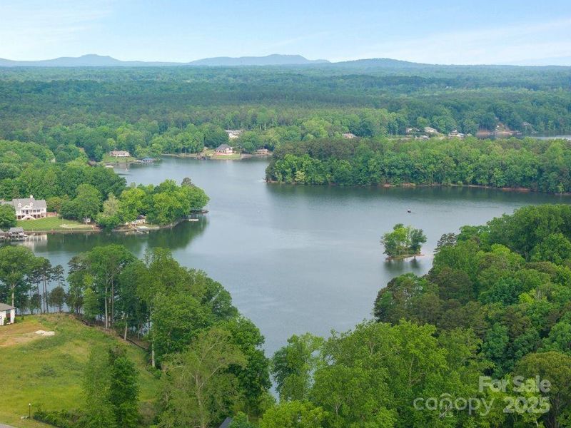 On the shores of Lake Wylie, discover a lock and leave lifestyle.