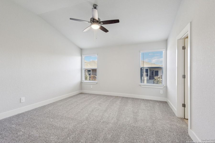 Spacious, unfurnished interior of a new home in Thomas Pond, San Antonio (Image 34).