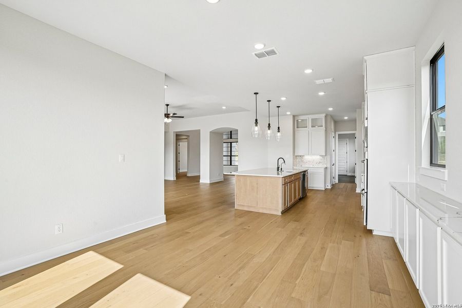 Spacious, unfurnished interior of a new home in Verandas at the Rim, San Antonio (Image 15). Spacious, unfurnished interior of a new home in Verandas at the Rim, San Antonio (Image 15).