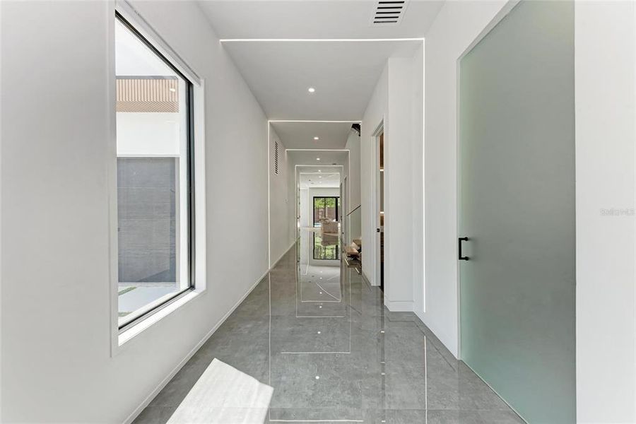 Spacious, unfurnished interior of a new home in , Sarasota (Image 19).