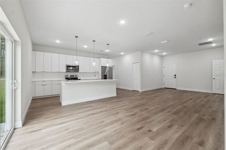 Spacious, unfurnished interior of a new home in , Citrus Springs (Image 16).