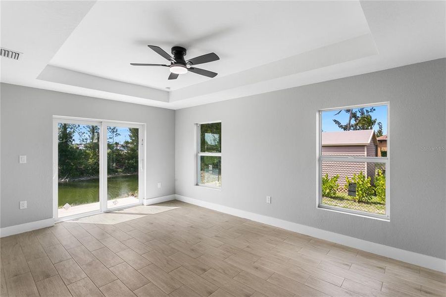 Spacious, unfurnished interior of a new home in , Cape Coral (Image 17).