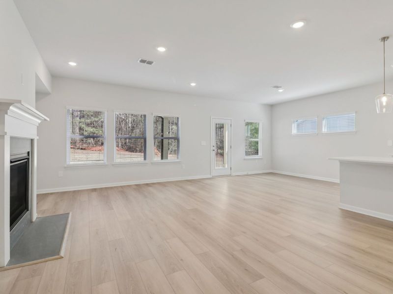 Spacious, unfurnished interior of a new home in Ivey Township, Dallas (Image 13).